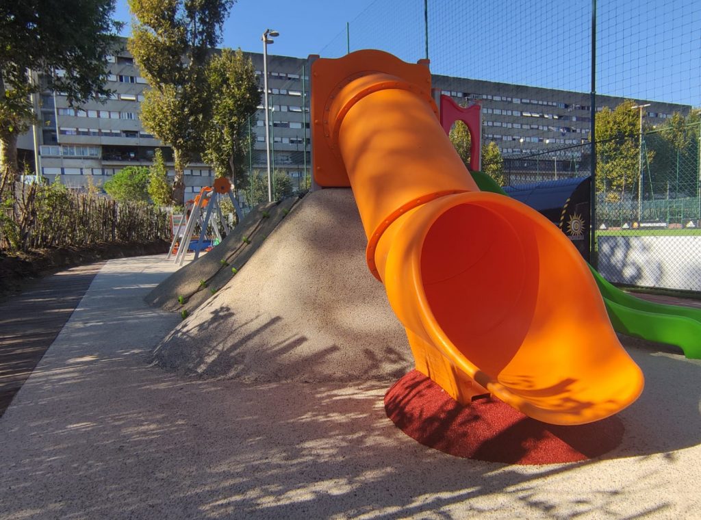 Orange rutsjebane på en bakke.