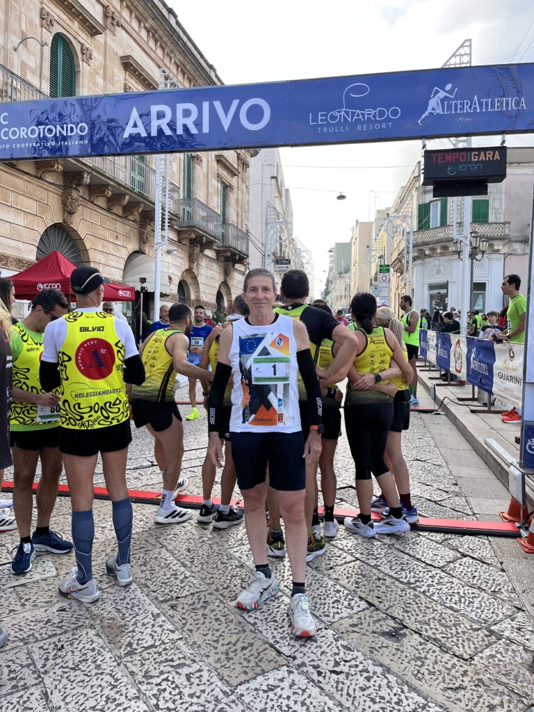 Atleter ved målstregen i et løb.
