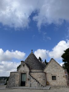 Trullo med overskyet himmel over.